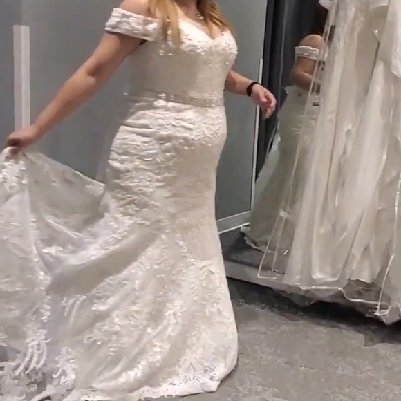 Beautiful wedding dress never worn - Picture 2 of 6